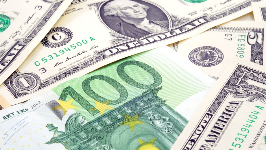 Dollaro USA sui minimi del periodo