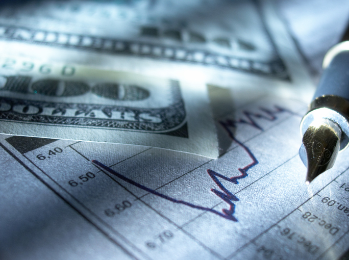 الدولار يستقر في بداية التداولات