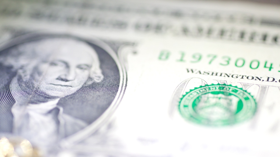 الدولار يتراجع قبل محضر الفيدرالي