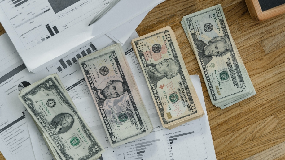 الدولار يتراجع أمام العملات الرئيسية