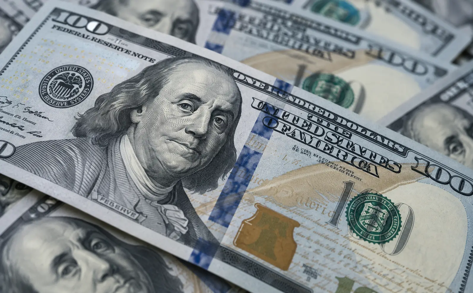 Dólar estabiliza antes dos dados da inflação nos EUA